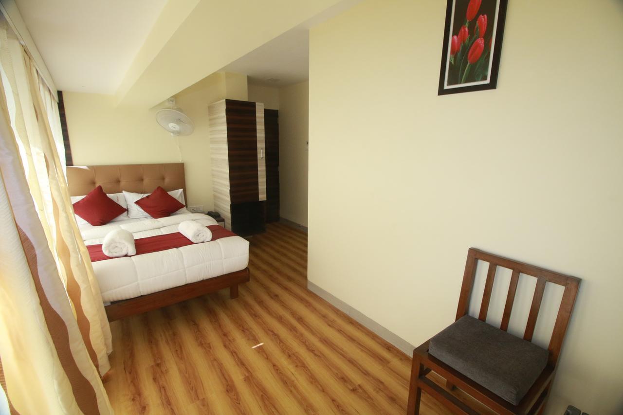 Hotel Alfa International Near Nanavati Hospital Mumbai Near Airport Mumbai Near Juhu Beach Екстериор снимка