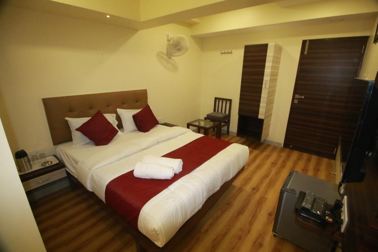 Hotel Alfa International Near Nanavati Hospital Mumbai Near Airport Mumbai Near Juhu Beach Екстериор снимка