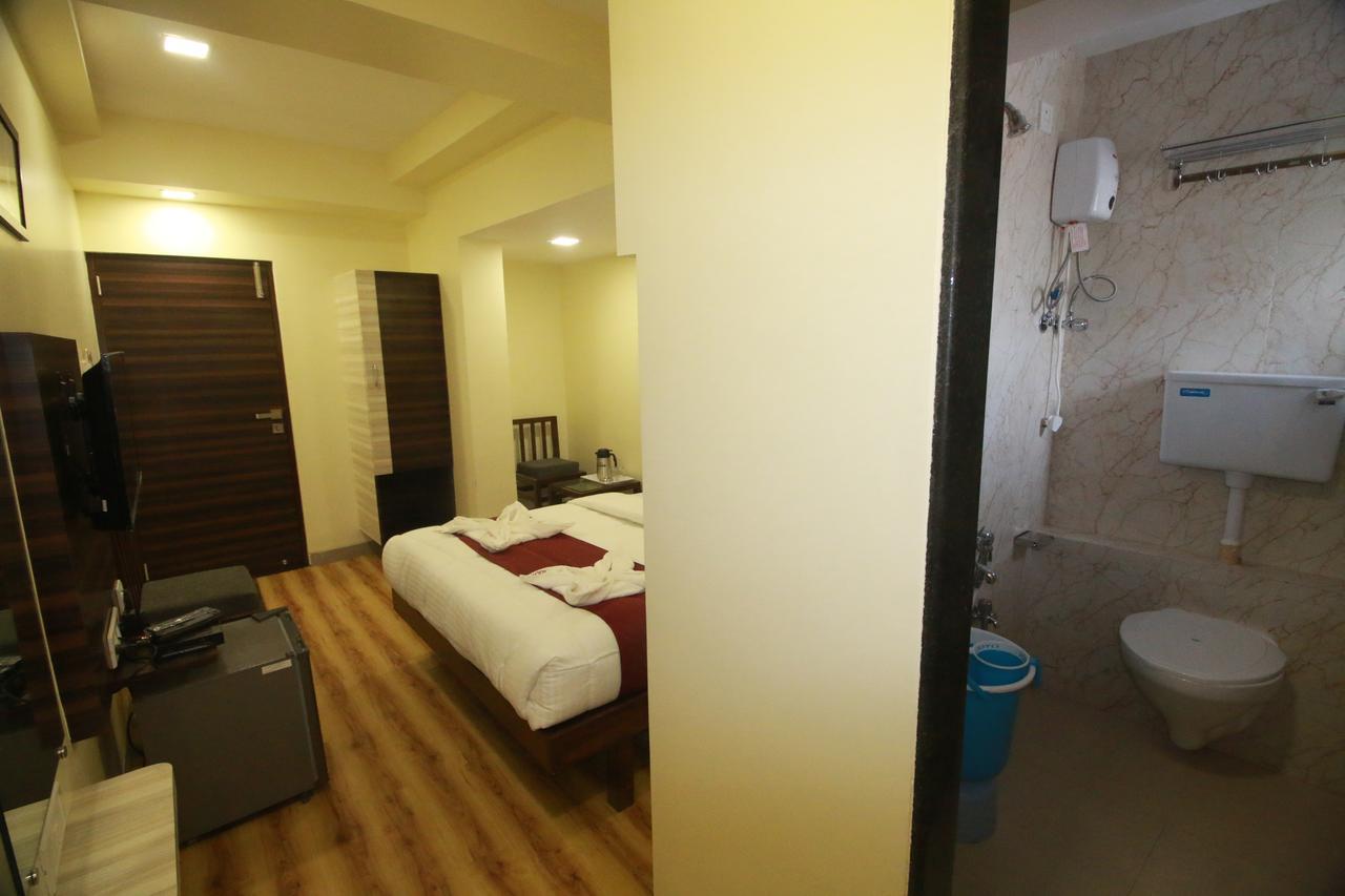 Hotel Alfa International Near Nanavati Hospital Mumbai Near Airport Mumbai Near Juhu Beach Екстериор снимка