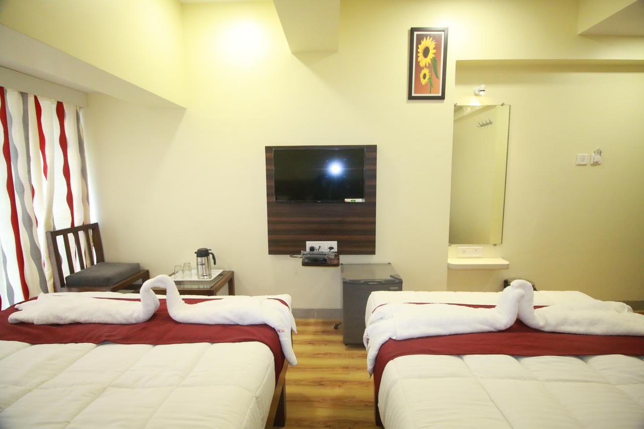Hotel Alfa International Near Nanavati Hospital Mumbai Near Airport Mumbai Near Juhu Beach Екстериор снимка