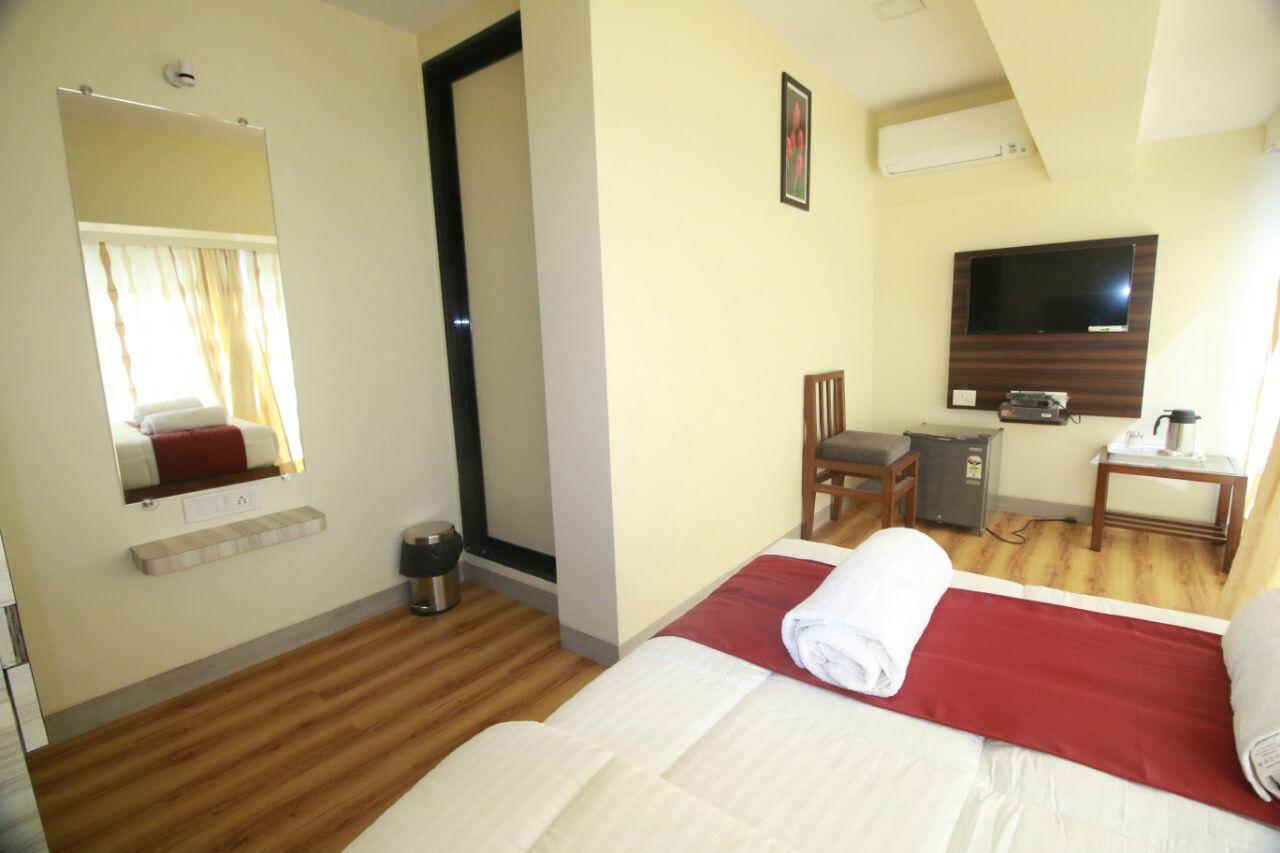 Hotel Alfa International Near Nanavati Hospital Mumbai Near Airport Mumbai Near Juhu Beach Екстериор снимка